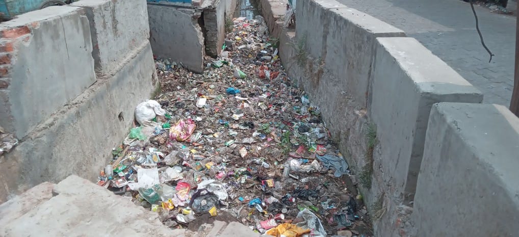 हद्दफ चौकी के पास से गुजरने वाला नाला सफाई के बाद भी कूड़े से बजबजा रहा। संवाद हद्दफ चौकी के पास से गुजरने वाला नाला सफाई के बाद भी कूड़े से बजबजा रहा। संवाद