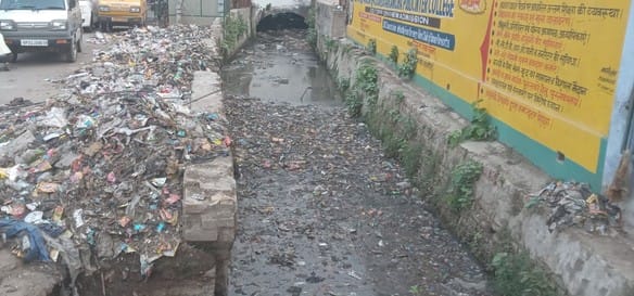 हद्दफ चौकी के पास से गुजरने वाला नाला सफाई के बाद भी कूड़े से बजबजा रहा। संवाद हद्दफ चौकी के पास से गुजरने वाला नाला सफाई के बाद भी कूड़े से बजबजा रहा। संवाद
