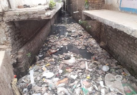 हद्दफ चौकी के पास से गुजरने वाला नाला सफाई के बाद भी कूड़े से बजबजा रहा। संवाद हद्दफ चौकी के पास से गुजरने वाला नाला सफाई के बाद भी कूड़े से बजबजा रहा। संवाद