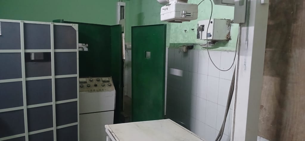 पलिया सीएचसी की ओपीडी में मरीज देखते डॉक्टर। संवाद पलिया सीएचसी की ओपीडी में मरीज देखते डॉक्टर। संवाद