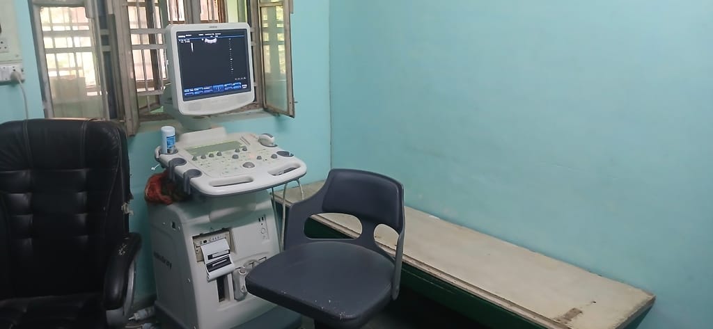 पलिया सीएचसी की ओपीडी में मरीज देखते डॉक्टर। संवाद पलिया सीएचसी की ओपीडी में मरीज देखते डॉक्टर। संवाद