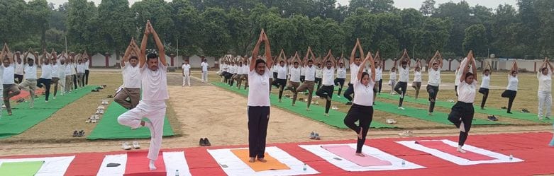 रोजा में रेलवे मनोरंजन सदन में योग करते साधक। स्रोत: जागरुक पाठक रोजा में रेलवे मनोरंजन सदन में योग करते साधक। स्रोत: जागरुक पाठक