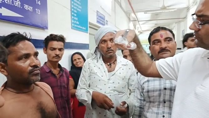 सांप काटने पर युवक ने खुद ही काट डाली अपनी उंगली, कटी उंगली लेकर पहुंच गया युवक।