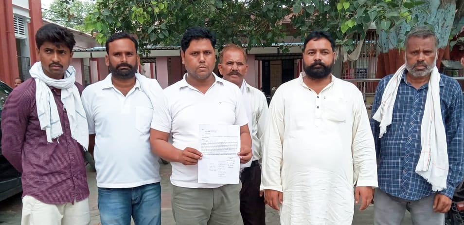 तहसील पुवायां के ग्राम बसखेड़ा में श्मशान भूमि की ओर जाने वाले रास्ते पर भरा तालाब का पानी। स्र
