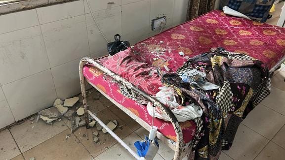 18सीटीके17...पीजीआई में स्ट्रेचर पर मरीज का इलाज करते डॉक्टर। संवाद 18सीटीके17...पीजीआई में स्ट्रेचर पर मरीज का इलाज करते डॉक्टर। संवाद