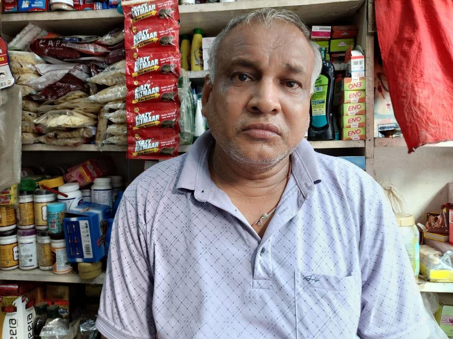 19जेएनडी28-अंधेरे में डूबा रजबाहा रोड पर वाहन के आवागमन के दौरान नजर आती रोशनी। संवाद