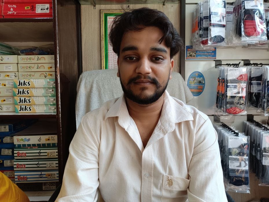 19जेएनडी28-अंधेरे में डूबा रजबाहा रोड पर वाहन के आवागमन के दौरान नजर आती रोशनी। संवाद