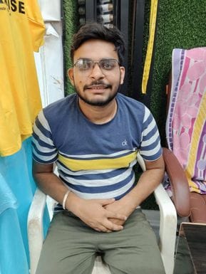 19जेएनडी28-अंधेरे में डूबा रजबाहा रोड पर वाहन के आवागमन के दौरान नजर आती रोशनी। संवाद