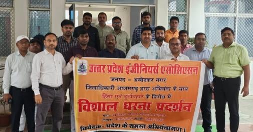 अकबरपुर डिपों में बसों के इंतजार में खड़े यात्री। अकबरपुर डिपों में बसों के इंतजार में खड़े यात्री।
