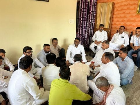 गांव बदरपुर में मृतक कर्तव्य के परिजनों से मिलते कांगेसी। स्रोत संगठन