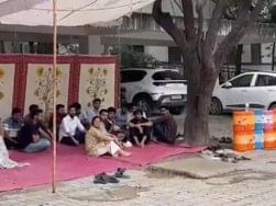 मेडिकल कॉलेज के ऑफिस का दरवाजा बंद करते और  परिसर में धरने पर बैठे रेजिडेंट डॉक्टर।