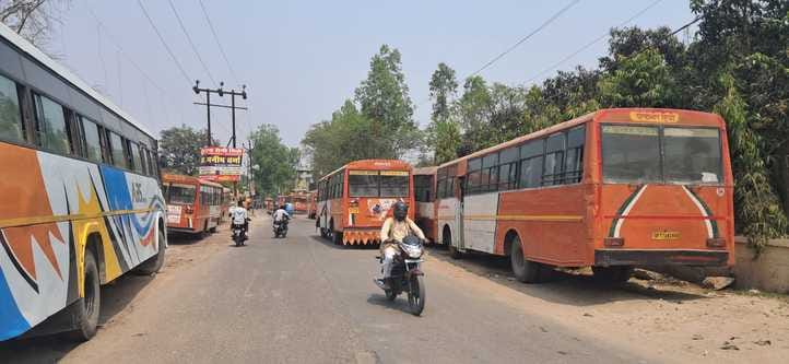 रोडवेज डिपो के गेट पर नगर पालिका की ओर से खोदा गया नाला। संवाद