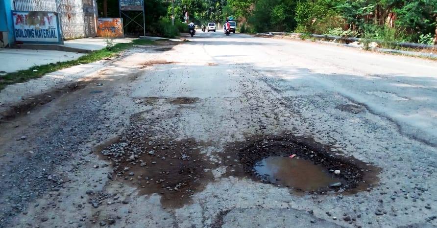 शाहजहांपुर पुवायां मार्ग पर सड़क पर हुआ गड्ढा। संवाद