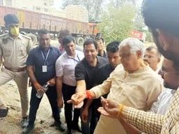 उमरडा में खाद फैक्ट्री में जांच करते कृषि मंत्री मीणा।