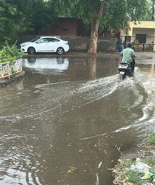 19सीटीके05 सेक्टर-1 में बरसात के कारण हुआ जलभराव। संवाद 19सीटीके05 सेक्टर-1 में बरसात के कारण हुआ जलभराव। संवाद