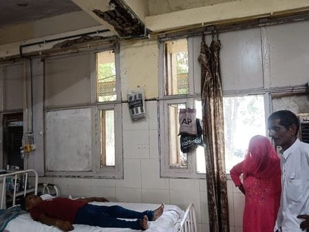 19सीटीके33...वार्ड-3 में बिल्डिंग की हालत देख अधिकारियों को निर्देश देते पीजीआई के निदेशक डाॅ