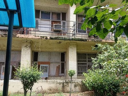 19सीटीके33...वार्ड-3 में बिल्डिंग की हालत देख अधिकारियों को निर्देश देते पीजीआई के निदेशक डाॅ