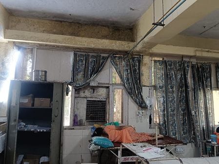 19सीटीके33...वार्ड-3 में बिल्डिंग की हालत देख अधिकारियों को निर्देश देते पीजीआई के निदेशक डाॅ