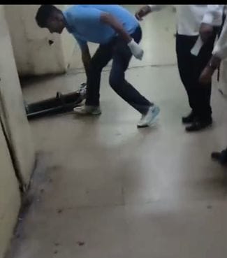 19सीटीके62... पीजीआई के वार्ड-5 में ऑक्सीजन सिलिंडर लीक होने के बाद वार्ड से महिला को ले जाते प