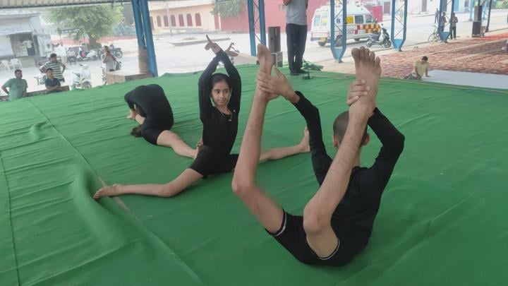 अपने परिजनों के साथ योग करने वाले तीनों भाई बहन। संवाद अपने परिजनों के साथ योग करने वाले तीनों भाई बहन। संवाद