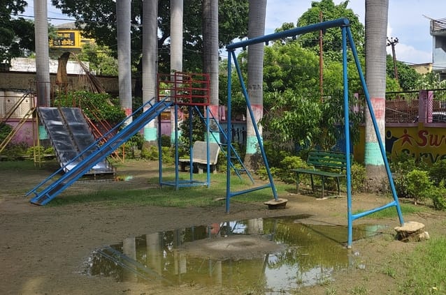 गांधी पार्क में हुआ जलभराव, झूलों तक कैसे पहुंचे बच्चे। संवाद गांधी पार्क में हुआ जलभराव, झूलों तक कैसे पहुंचे बच्चे। संवाद