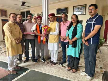 मास्टर खेलों में स्वर्ण पदक विजेता रणवीर ठाकुर का भुक्कड़ में स्वागत करते हुए ग्रामीण सहित अन्य।