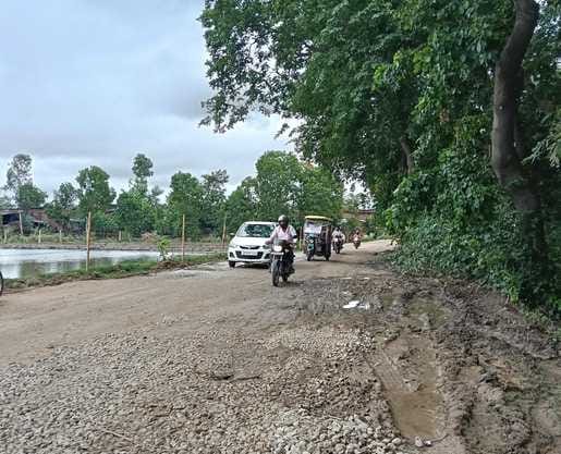 पीलीभीत-माधोटांडा मार्ग पर जमुनिया से नवदिया के बीच कटी पुलिया के पास डाले गए रोड़े संवाद