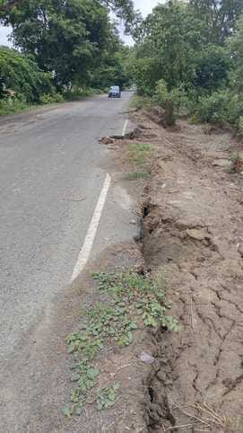 पीलीभीत-माधोटांडा मार्ग पर जमुनिया से नवदिया के बीच कटी पुलिया के पास डाले गए रोड़े संवाद