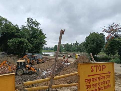 पीलीभीत-माधोटांडा मार्ग पर जमुनिया से नवदिया के बीच कटी पुलिया के पास डाले गए रोड़े संवाद