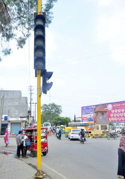 परशुराम चौक पर खराब पड़ी ट्रैफिक लाइट। संवाद