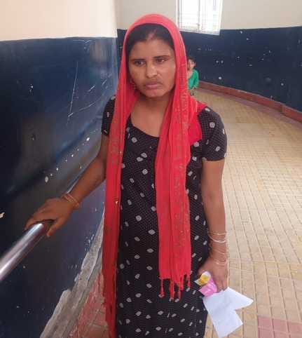 पति से सहारे रैंप के रास्ते इलाज के लिए जाती  महिला। संवाद