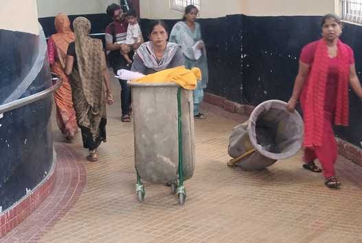 पति से सहारे रैंप के रास्ते इलाज के लिए जाती  महिला। संवाद