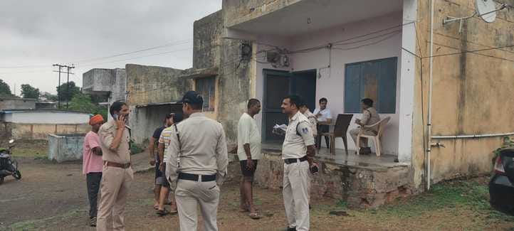 पटवारी के घर में उपस्थित पुलिस