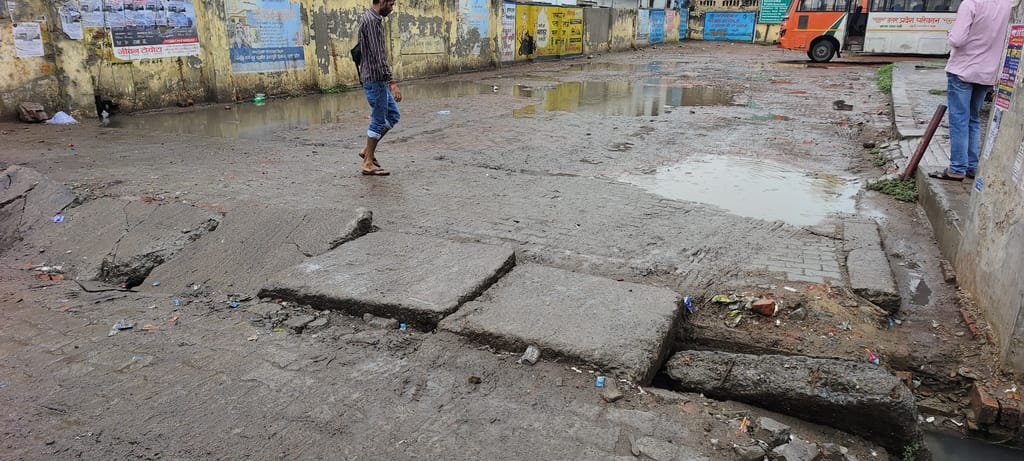 रोडवेज बस स्टैंड परिसर के गड्ढों में भरा पानी। संवाद रोडवेज बस स्टैंड परिसर के गड्ढों में भरा पानी। संवाद