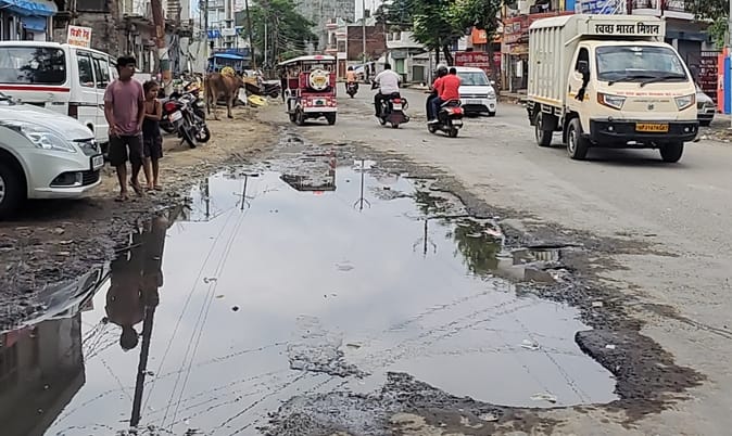 राजापुर के पास जर्जर सड़क पर गड्ढों में जलभराव। संवाद