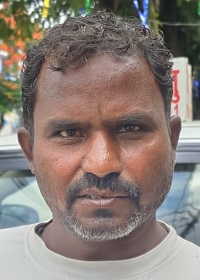 राजापुर के पास जर्जर सड़क पर गड्ढों में जलभराव। संवाद