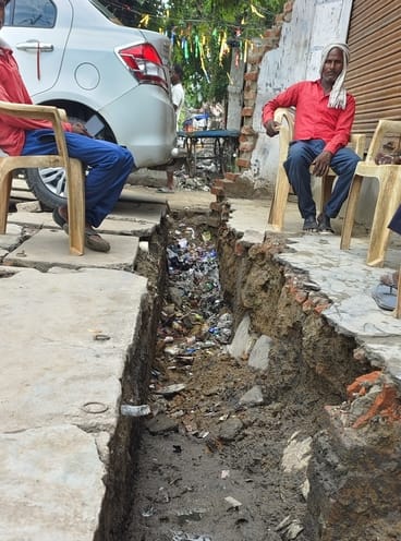 राजापुर के पास जर्जर सड़क पर गड्ढों में जलभराव। संवाद