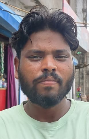 राजापुर के पास जर्जर सड़क पर गड्ढों में जलभराव। संवाद