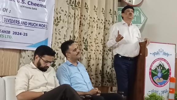 रोटरी क्लब के सड़क सुरक्षा प्रोजेक्ट का शुभारंभ करते मख्य अतिथि एमडी जीओन लाईफ साइंस सुरेश गर्ग