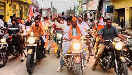 शंकरपुर की संकल्प सभा में बोलते दातागंज विधायक राजीव कुमार सिंह। संवाद