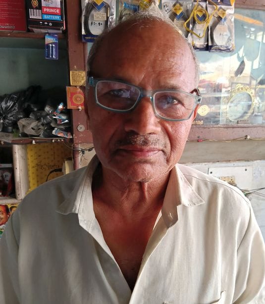 20जेएनडी14-बलबीर सैनी अपनी दुकान पर ग्रामोफोन चलाते हुए, साथ में उनका बेटा और पौत्र। संवाद 20जेएनडी14-बलबीर सैनी अपनी दुकान पर ग्रामोफोन चलाते हुए, साथ में उनका बेटा और पौत्र। संवाद