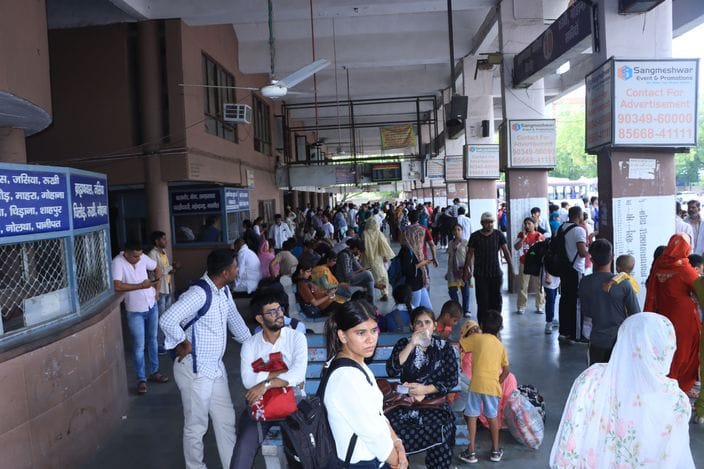 20सीटीके05 रोहतक के नया बस अड्डा पर रोडवेज बस न होने से बूथों पर लगी यात्रियों की भीड़। संवाद 20सीटीके05 रोहतक के नया बस अड्डा पर रोडवेज बस न होने से बूथों पर लगी यात्रियों की भीड़। संवाद