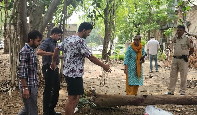 20सीटीके35...सब इंस्पेक्टर पवन कुमार के आत्महत्या मामले के बाद घटनास्थल से साक्ष्य इकट्ठा करती 