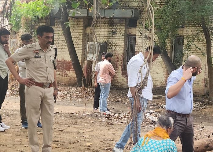 20सीटीके35...सब इंस्पेक्टर पवन कुमार के आत्महत्या मामले के बाद घटनास्थल से साक्ष्य इकट्ठा करती 