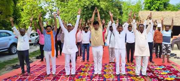 बलमिया बड़खर में योगाभ्यास कराते योग शिक्षक डा. सुभाष चंद्र गुप्ता। स्रोत : आयोजक बलमिया बड़खर में योगाभ्यास कराते योग शिक्षक डा. सुभाष चंद्र गुप्ता। स्रोत : आयोजक