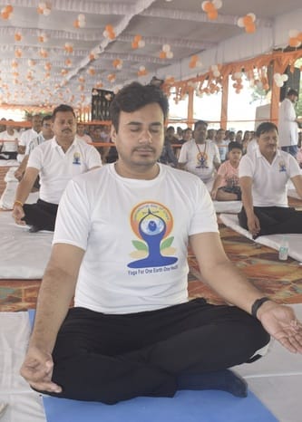 बलमिया बड़खर में योगाभ्यास कराते योग शिक्षक डा. सुभाष चंद्र गुप्ता। स्रोत : आयोजक बलमिया बड़खर में योगाभ्यास कराते योग शिक्षक डा. सुभाष चंद्र गुप्ता। स्रोत : आयोजक