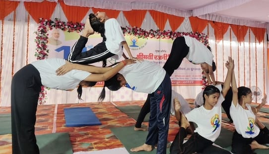 बलमिया बड़खर में योगाभ्यास कराते योग शिक्षक डा. सुभाष चंद्र गुप्ता। स्रोत : आयोजक बलमिया बड़खर में योगाभ्यास कराते योग शिक्षक डा. सुभाष चंद्र गुप्ता। स्रोत : आयोजक