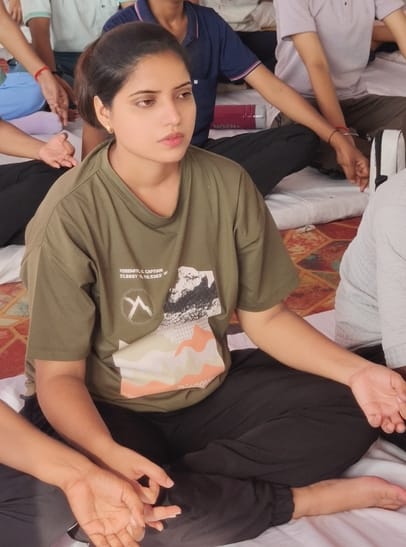 बलमिया बड़खर में योगाभ्यास कराते योग शिक्षक डा. सुभाष चंद्र गुप्ता। स्रोत : आयोजक बलमिया बड़खर में योगाभ्यास कराते योग शिक्षक डा. सुभाष चंद्र गुप्ता। स्रोत : आयोजक