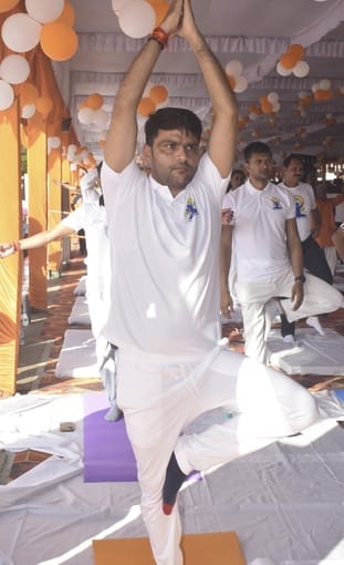 बलमिया बड़खर में योगाभ्यास कराते योग शिक्षक डा. सुभाष चंद्र गुप्ता। स्रोत : आयोजक बलमिया बड़खर में योगाभ्यास कराते योग शिक्षक डा. सुभाष चंद्र गुप्ता। स्रोत : आयोजक