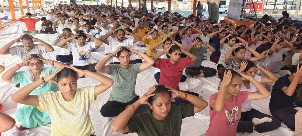 बलमिया बड़खर में योगाभ्यास कराते योग शिक्षक डा. सुभाष चंद्र गुप्ता। स्रोत : आयोजक बलमिया बड़खर में योगाभ्यास कराते योग शिक्षक डा. सुभाष चंद्र गुप्ता। स्रोत : आयोजक